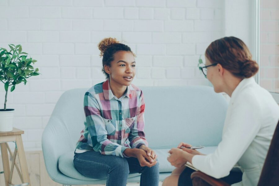 Two women talking during inpatient vs outpatient rehab