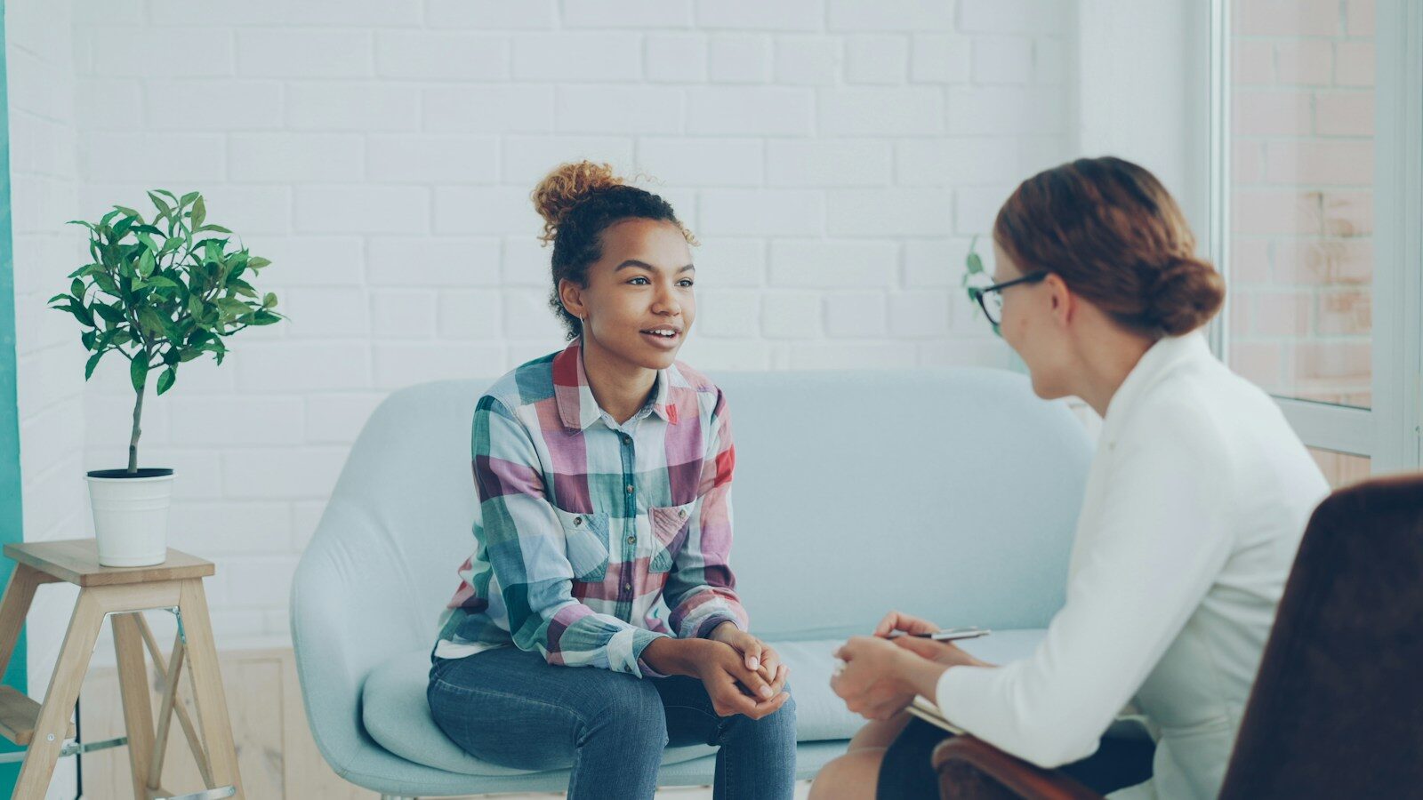 Two women talking during inpatient vs outpatient rehab