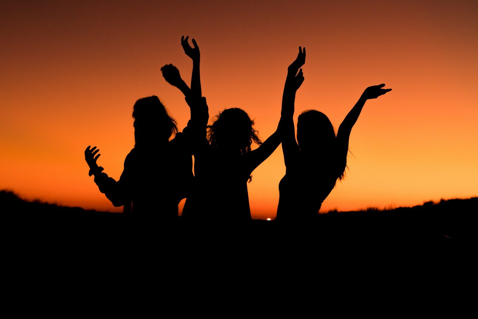 What Is a Trauma Bond? Types of Trauma and Therapy